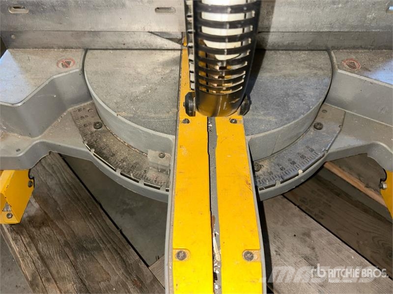 Adjustable Dewalt Mitre Saw & 64 in Stand Drugi deli