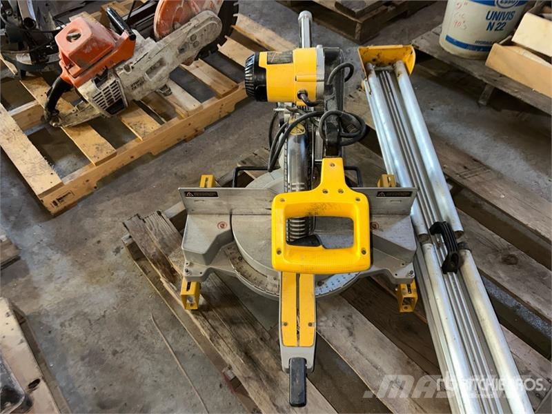 Adjustable Dewalt Mitre Saw & 64 in Stand Drugi deli