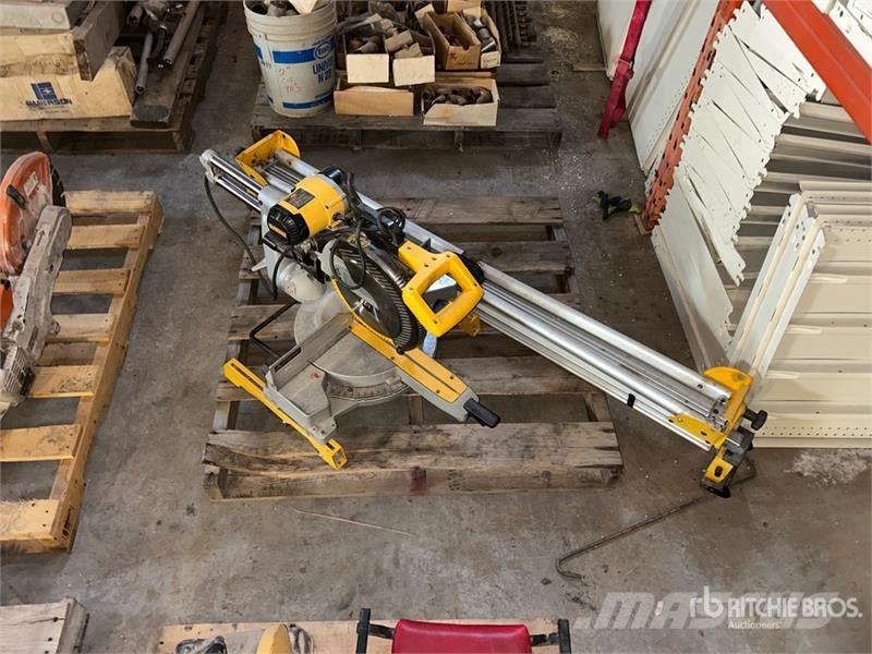 Adjustable Dewalt Mitre Saw & 64 in Stand Drugi deli