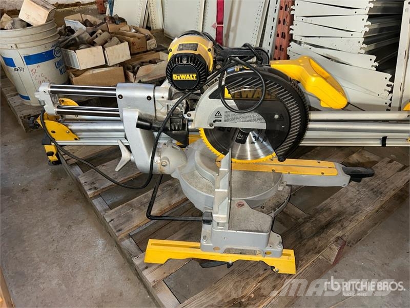 Adjustable Dewalt Mitre Saw & 64 in Stand Drugi deli