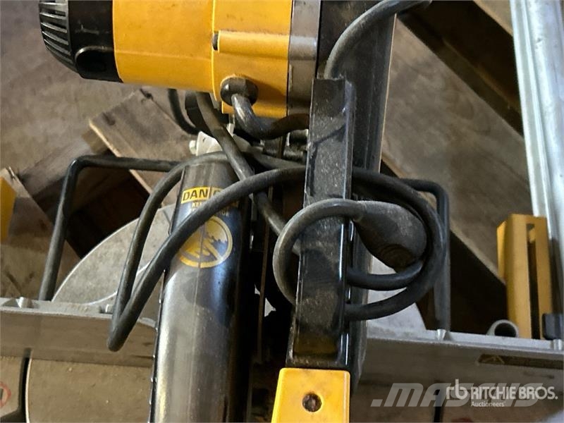 Adjustable Dewalt Mitre Saw & 64 in Stand Drugi deli