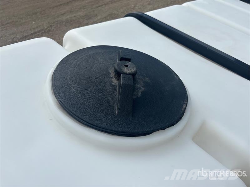 Agri Products Products 500 gal Poly Dual Saddle Tank Nádrže na palivo a aditiva