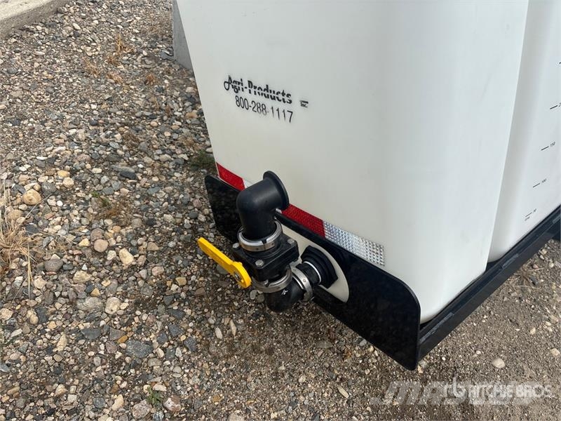 Agri Products Products 500 gal Poly Dual Saddle Tank Nádrže na palivo a aditiva