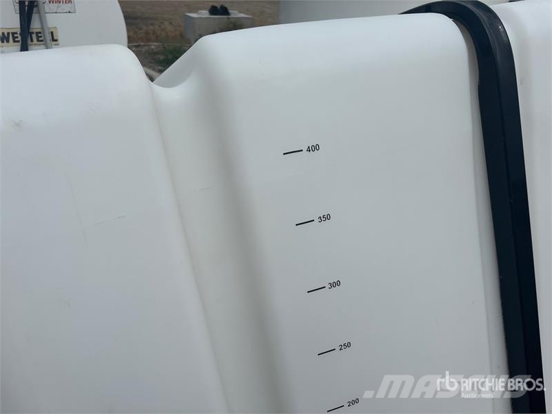Agri Products Products 500 gal Poly Dual Saddle Tank Nádrže na palivo a aditiva