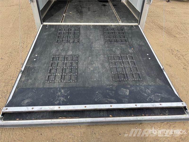 Alcom 22 ft T/A Enclosed Trailer Dobozos pótkocsik