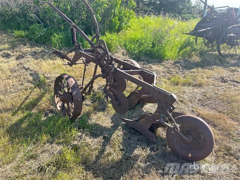 Antique 2 Bottom Plow Maszyny budowlane - Inne