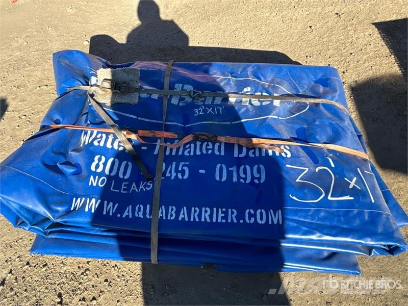  Aqua-Barrier 32 ft x 17 ft Water Inflated Dam معدات البناء - غير ذلك