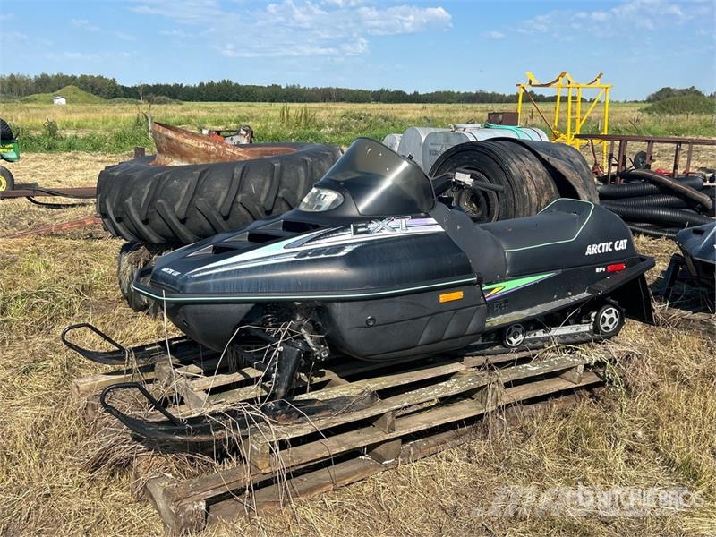 Arctic Cat EXT 580 Snowmobile (Inoperable) スノーモービル