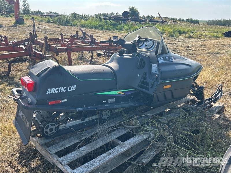 Arctic Cat EXT 580 Snowmobile (Inoperable) スノーモービル