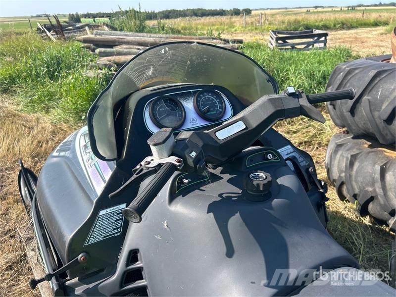 Arctic Cat EXT 580 Snowmobile (Inoperable) スノーモービル