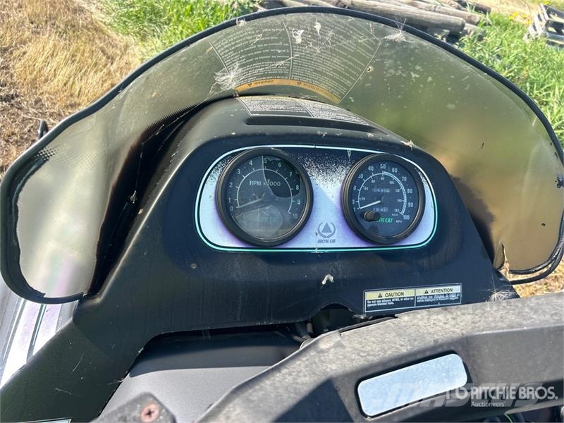 Arctic Cat EXT 580 Snowmobile (Inoperable) スノーモービル