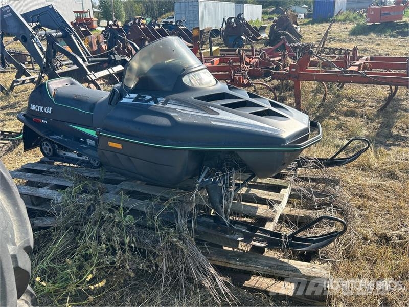 Arctic Cat EXT 580 Snowmobile (Inoperable) スノーモービル