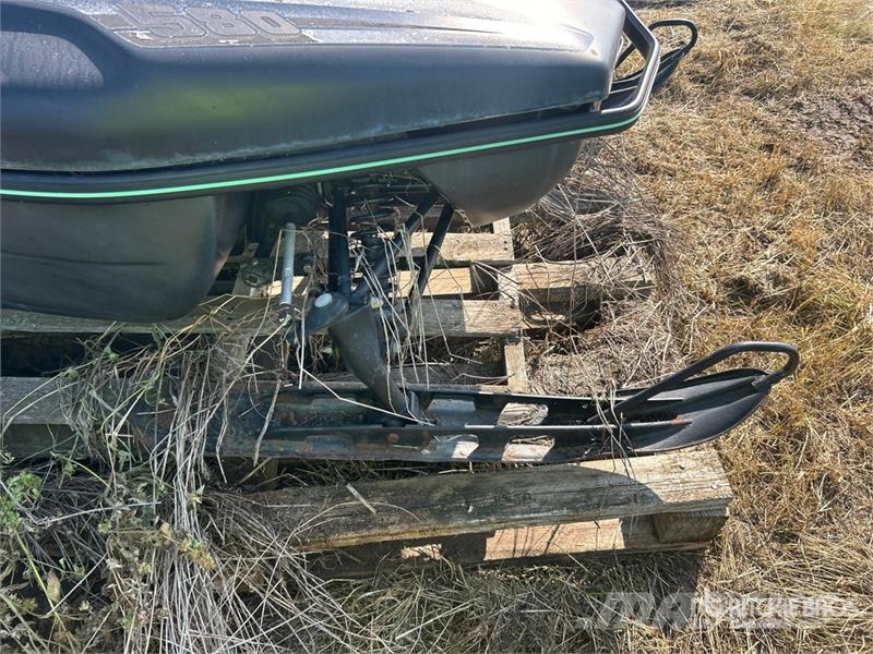 Arctic Cat EXT 580 Snowmobile (Inoperable) スノーモービル