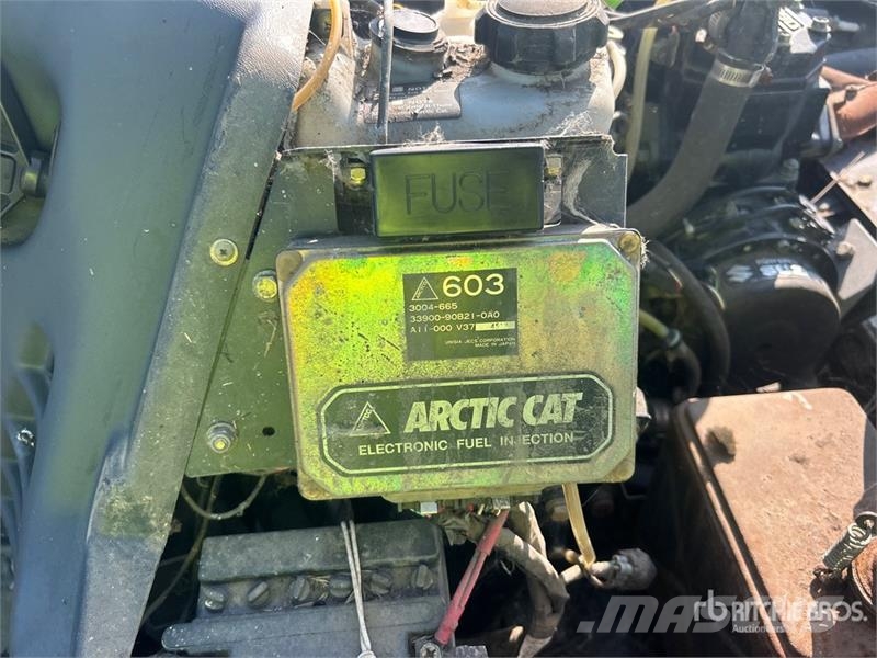 Arctic Cat EXT 580 Snowmobile (Inoperable) スノーモービル