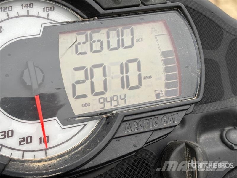 Arctic Cat M8000 Snowmobile 雪地摩托車