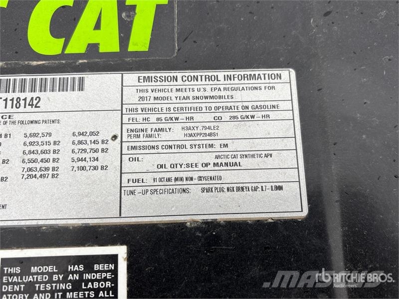 Arctic Cat M8000 Snowmobile 雪地摩托車