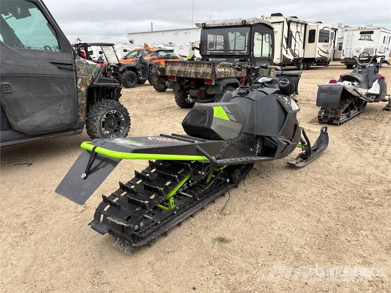 Arctic Cat M8000 Snowmobile 雪地摩托車