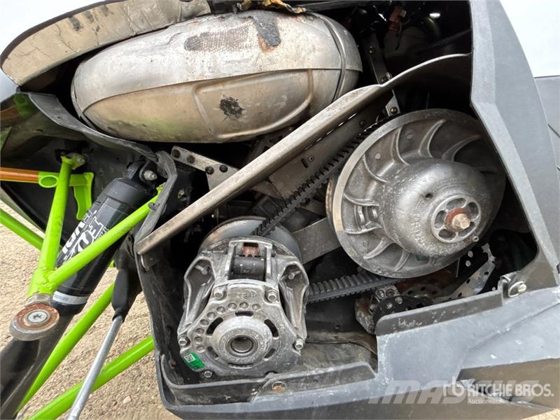 Arctic Cat M8000 Snowmobile 雪地摩托車