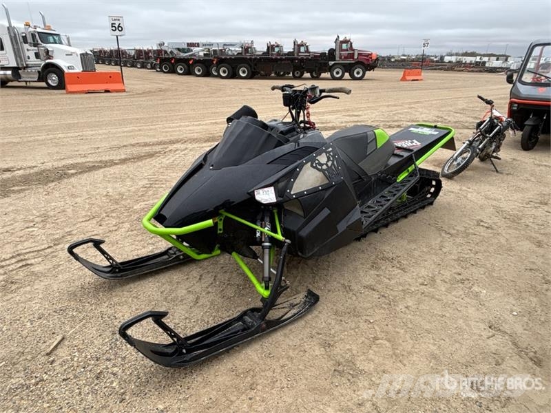 Arctic Cat M8000 Snowmobile 雪地摩托車