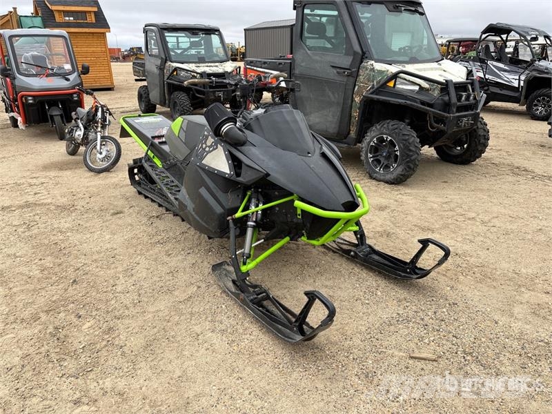 Arctic Cat M8000 Snowmobile 雪地摩托車