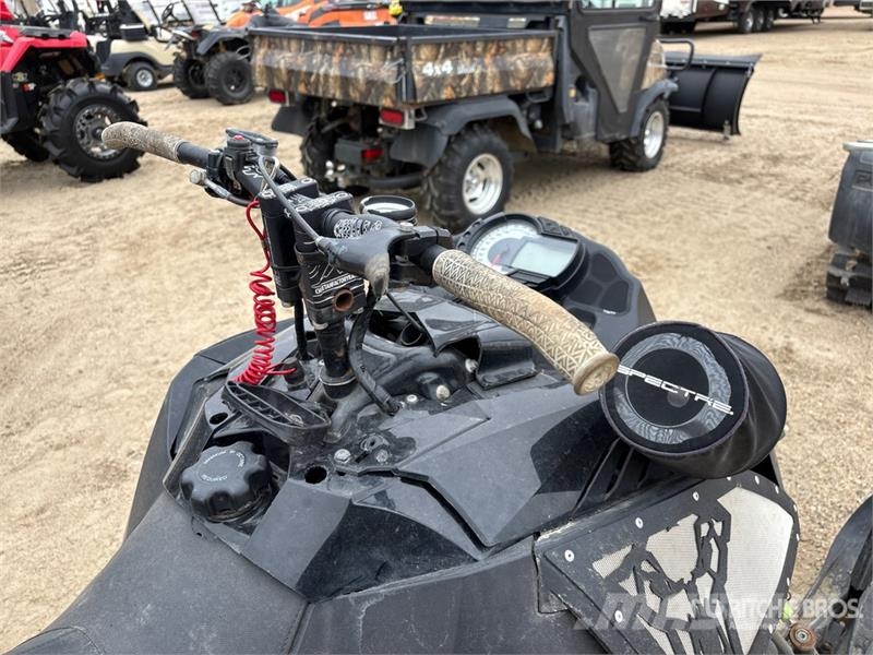 Arctic Cat M8000 Snowmobile 雪地摩托車