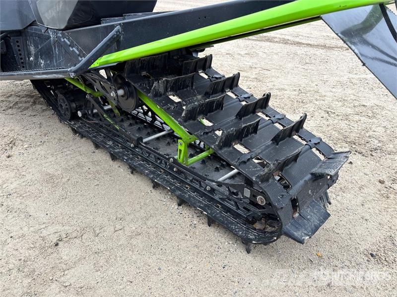 Arctic Cat M8000 Snowmobile 雪地摩托車