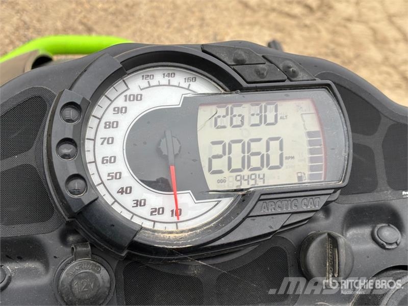 Arctic Cat M8000 Snowmobile 雪地摩托車