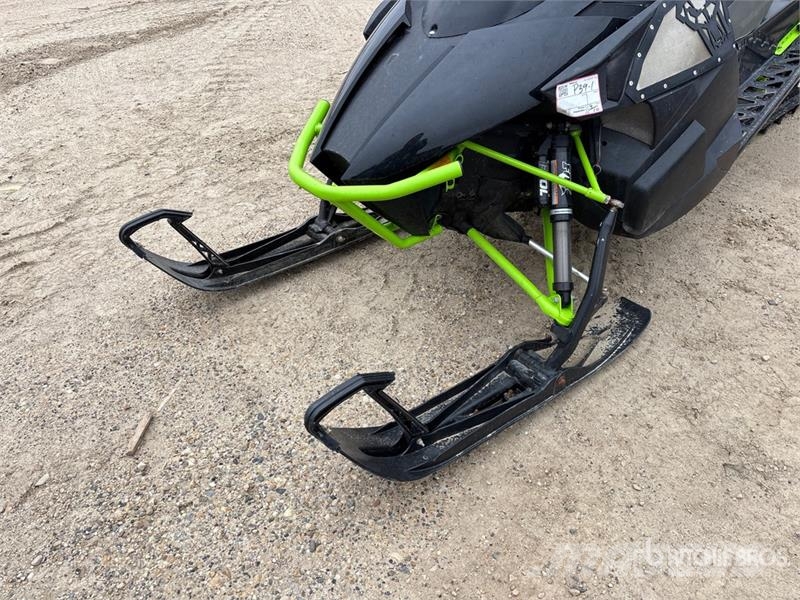 Arctic Cat M8000 Snowmobile 雪地摩托車