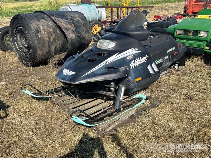 Arctic Cat Wildcat 700 Snowmobile (Inoperable) スノーモービル