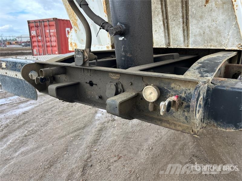 Arnes 30 ft T/A End Dump Trailer Kipper