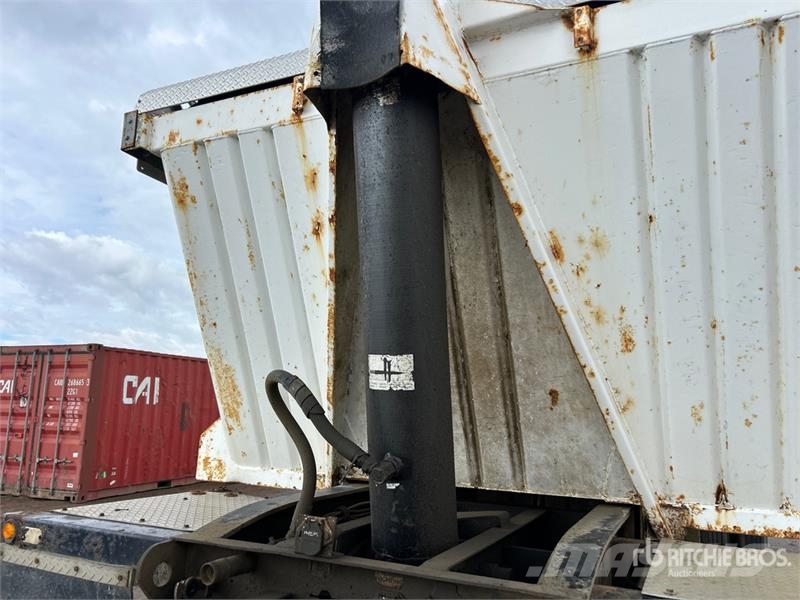 Arnes 30 ft T/A End Dump Trailer Kipper