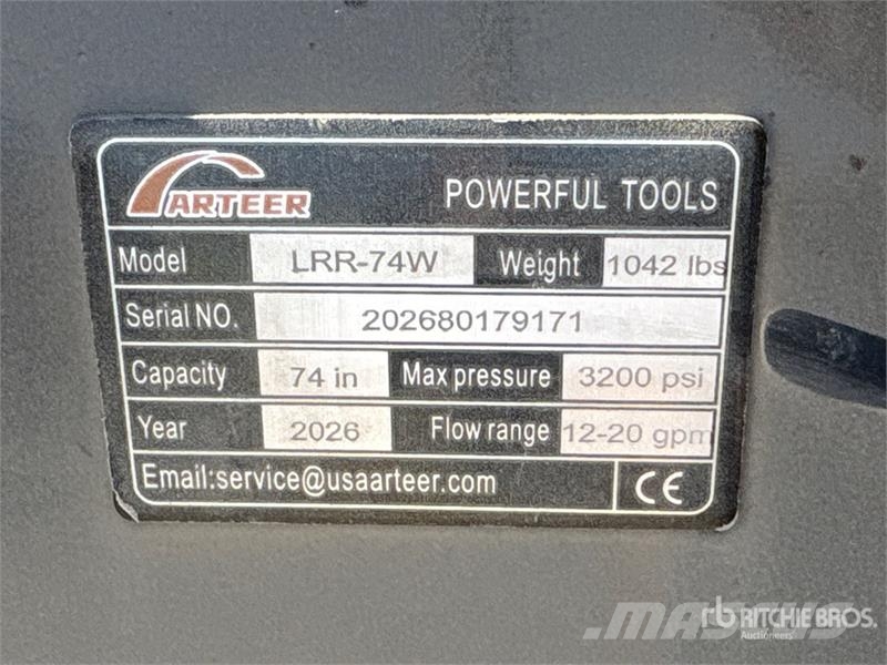 Arteer LRR-74W 74 in Skid Steer Landscape Rake (Unused) Ancinhos e espalhadores de feno