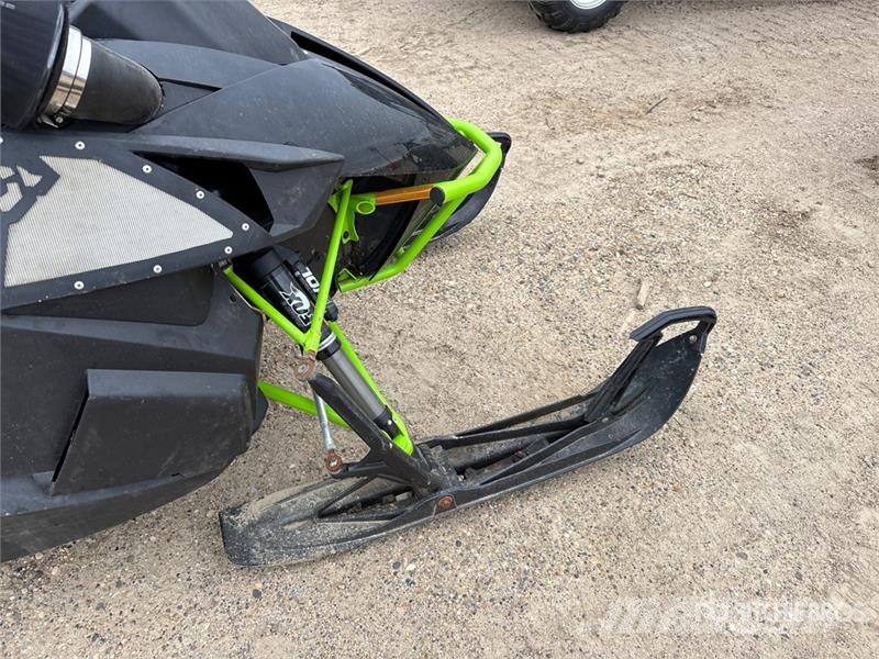  Artic Cat M8000 Snowmobile كاسحات الجليد