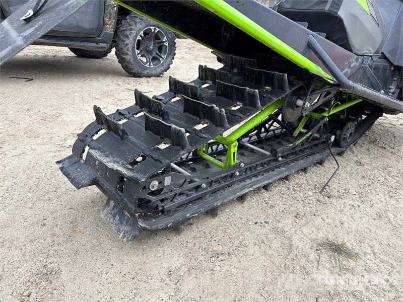  Artic Cat M8000 Snowmobile كاسحات الجليد