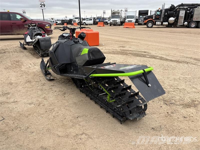  Artic Cat M8000 Snowmobile كاسحات الجليد