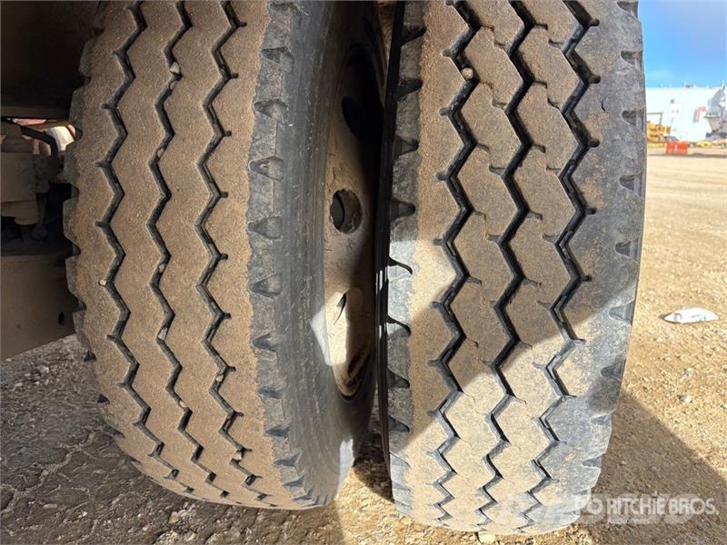 Aspen FG40-3 50 ft Tri/A Folding Neck Trailer Низькорамні причепи