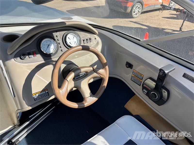  Bayliner 18 ft Bowrider Boat Bateaux de travail, barges et pontons