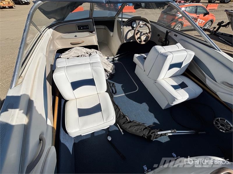  Bayliner 18 ft Bowrider Boat Bateaux de travail, barges et pontons