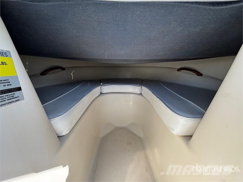  Bayliner 18 ft Bowrider Boat Bateaux de travail, barges et pontons