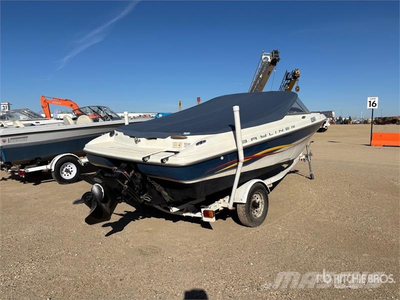  Bayliner 18 ft Bowrider Boat Bateaux de travail, barges et pontons