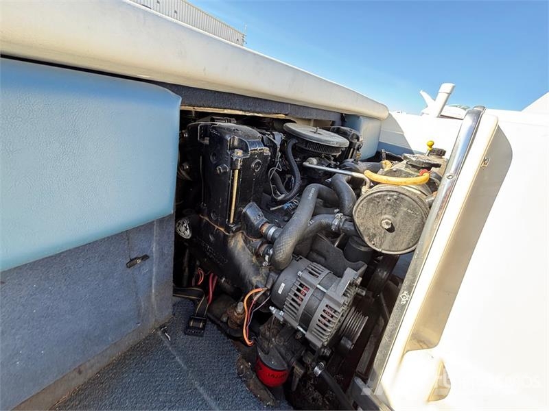  Bayliner 18 ft Bowrider Boat Bateaux de travail, barges et pontons