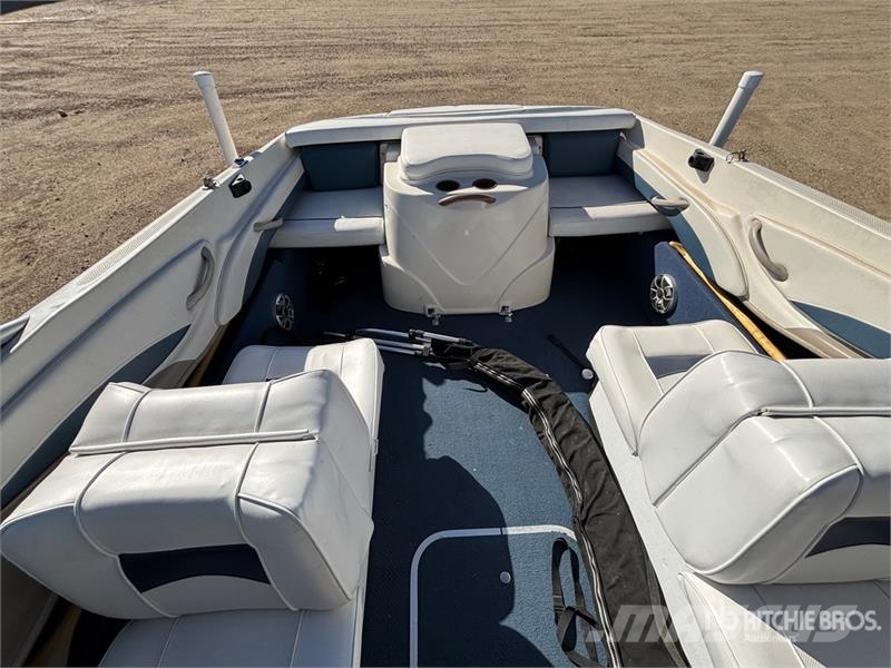  Bayliner 18 ft Bowrider Boat Bateaux de travail, barges et pontons