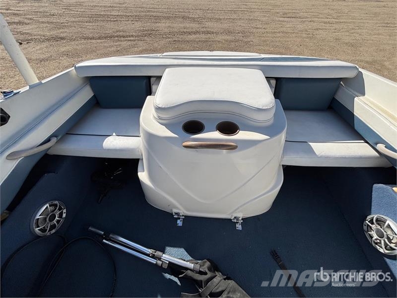  Bayliner 18 ft Bowrider Boat Bateaux de travail, barges et pontons