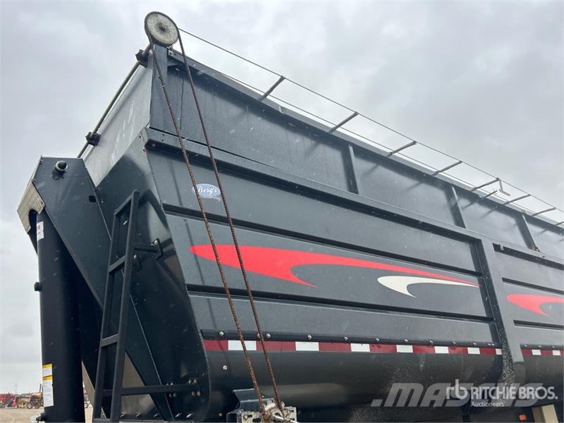 Berg 35 ft Tri/A End Dump Trailer Kipper