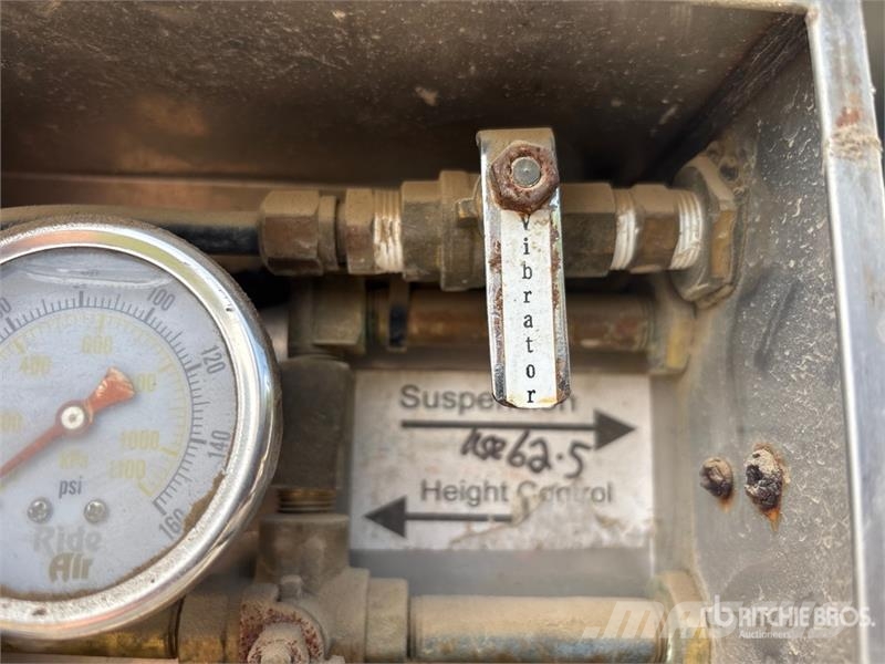  Bergs 45 ft Tri/A Grain Trailer 運糧車