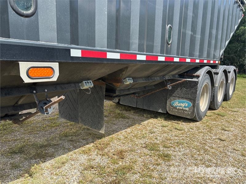  Bergs 45 ft Tri/A Grain Trailer 運糧車