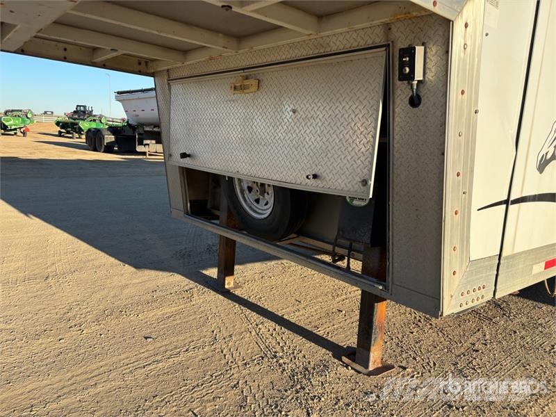 Bison 28 ft T/A Horse Trailer Remolques para transporte de animales