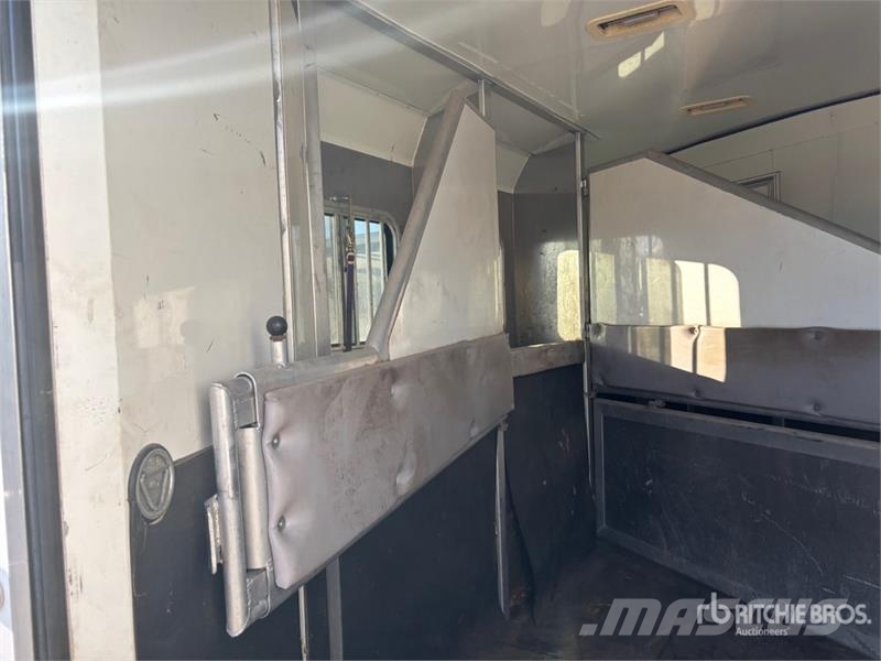 Bison 28 ft T/A Horse Trailer Remolques para transporte de animales