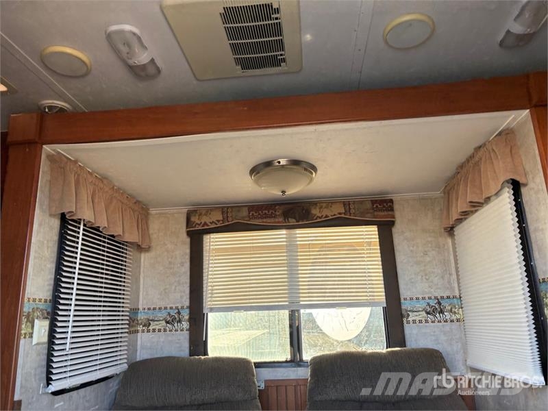 Bison 28 ft T/A Horse Trailer Remolques para transporte de animales