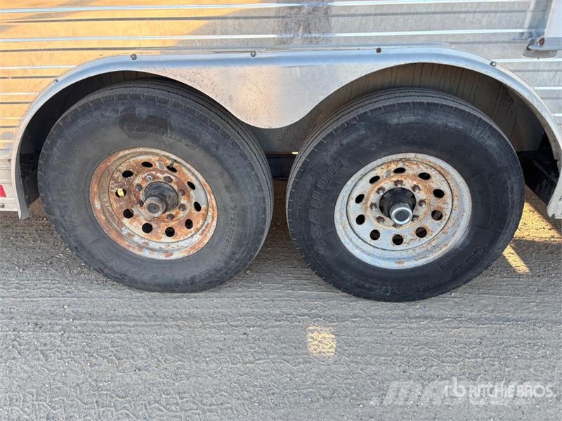 Bison 28 ft T/A Horse Trailer Remolques para transporte de animales